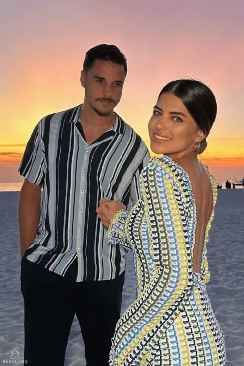 Ein schönes Maxikleid bei Sonnenuntergang am Strand getragen.