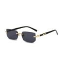Randlose, elegante Elevator shades mit rechteckigen Gläsern und goldfarbenem Metallrahmen.