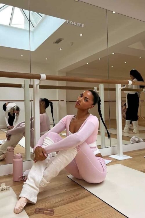 Pilates Set featuring a fitted wrap top and loose pants in a versatile design, perfect for comfort and style.