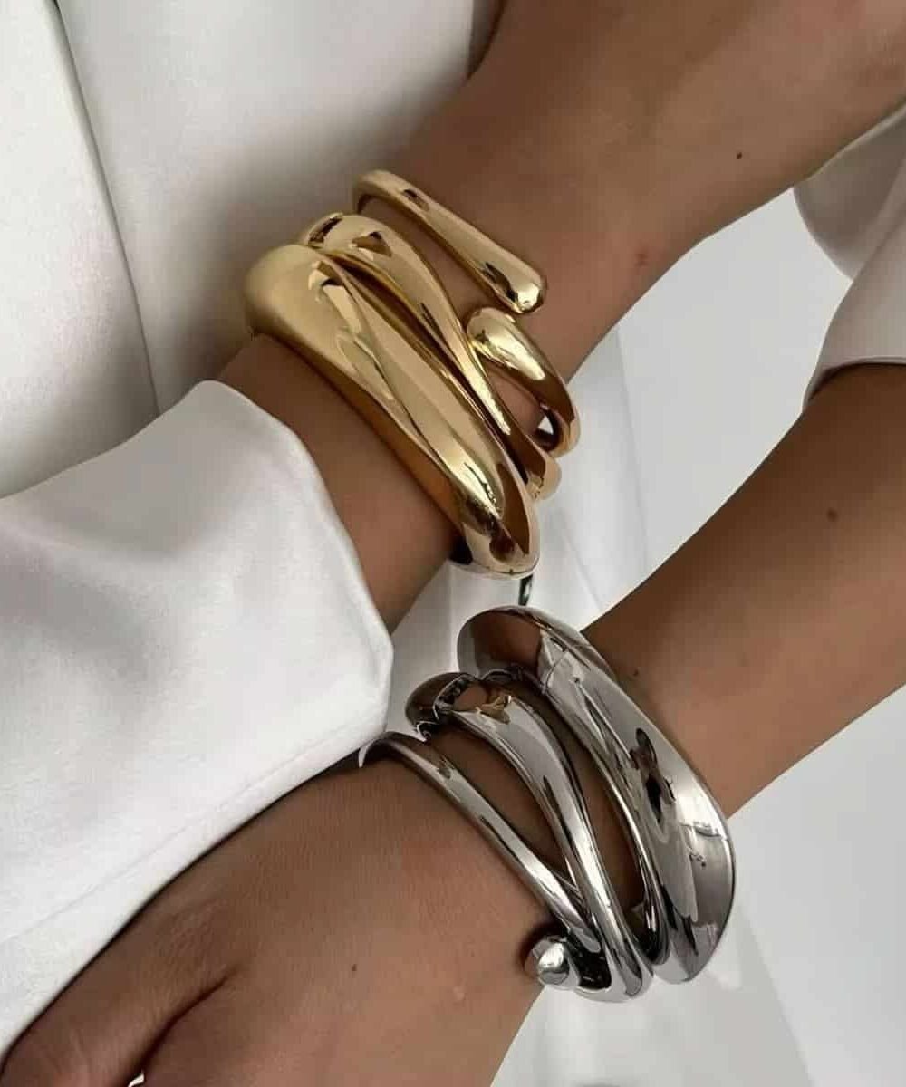 Serpent Armreifen in 925 Sterling Silber und 18K vergoldet, elegant am Handgelenk getragen.