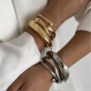 Serpent Armreifen in 925 Sterling Silber und 18K vergoldet, elegant am Handgelenk getragen.
