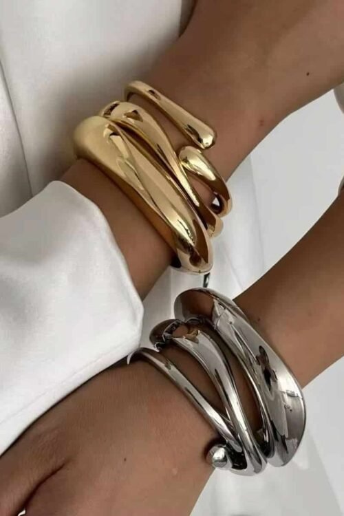 Serpent Armreifen in 925 Sterling Silber und 18K vergoldet, elegant am Handgelenk getragen.