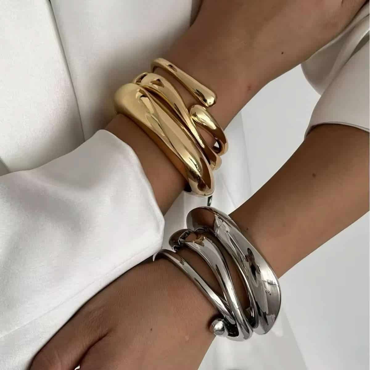 Serpent Armreifen in 925 Sterling Silber und 18K vergoldet, elegant am Handgelenk getragen.