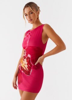 Minikleid mit Blumenmuster – Sommerliche Eleganz trifft auf moderne Sinnlichkeit