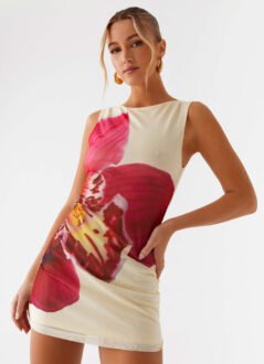 Minikleid mit Blumenmuster – Sommerliche Eleganz trifft auf moderne Sinnlichkeit