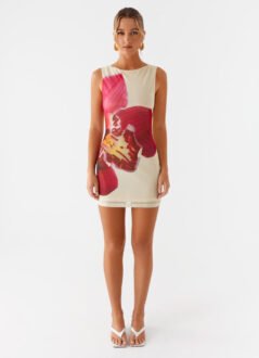 Minikleid mit Blumenmuster – Sommerliche Eleganz trifft auf moderne Sinnlichkeit