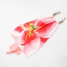 🌺 Halterneck Top mit Lilienprint – Sommerliche Eleganz trifft Farbenpracht