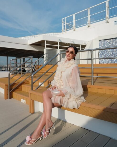 Elegantes Rüschenkleid aus Seidenmischung – Bild 9