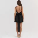 Rückenfreies Sommerkleid mit Schleife – A-Linien Minikleid in Cremeweiß