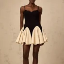 Elegantes Trägerkleid mit ausgestelltem Rock – Modern & Feminin