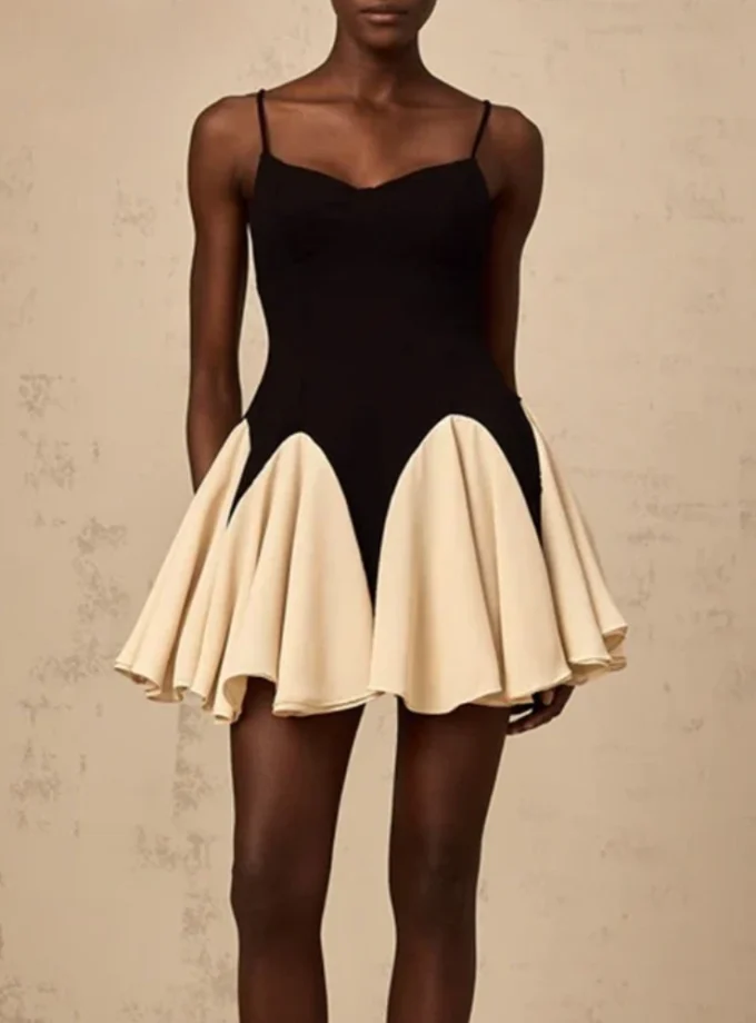 Elegantes Trägerkleid mit ausgestelltem Rock – Modern & Feminin