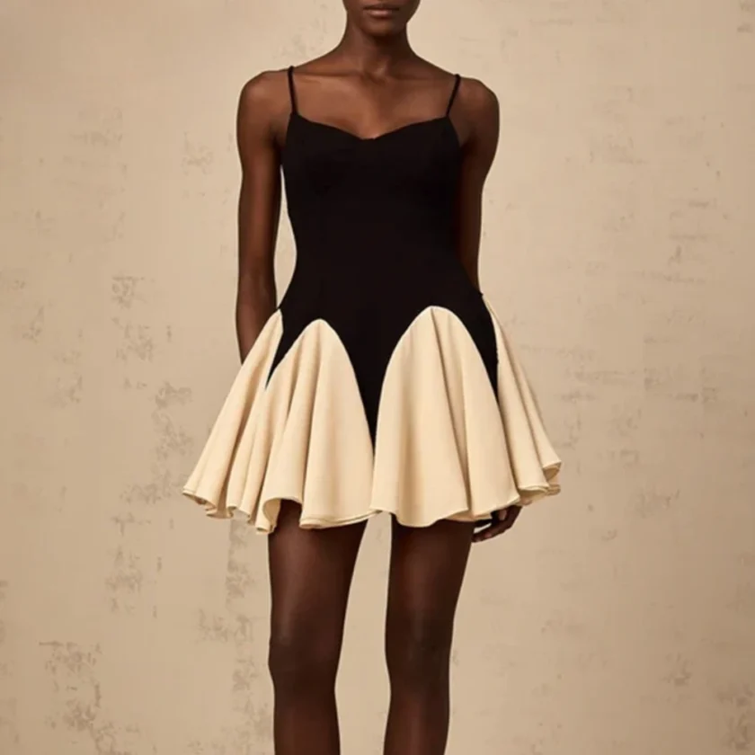 Elegantes Trägerkleid mit ausgestelltem Rock – Modern & Feminin
