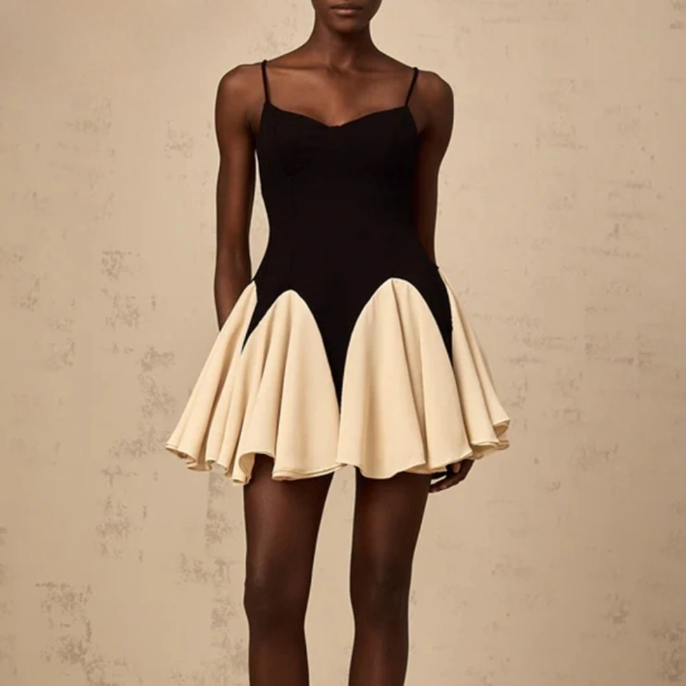 Elegantes Trägerkleid mit ausgestelltem Rock – Modern & Feminin