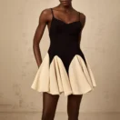 Elegantes Trägerkleid mit ausgestelltem Rock – Modern & Feminin
